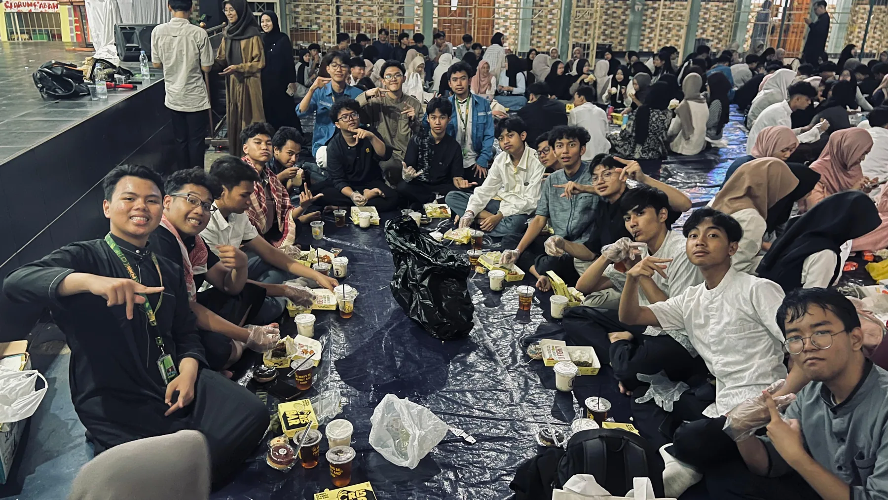 Teman-teman duduk bersama saat buka puasa di sekolah.