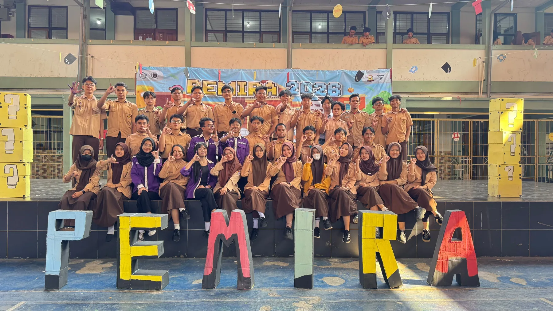 Foto kelompok di panggung kegiatan Pemira sekolah.