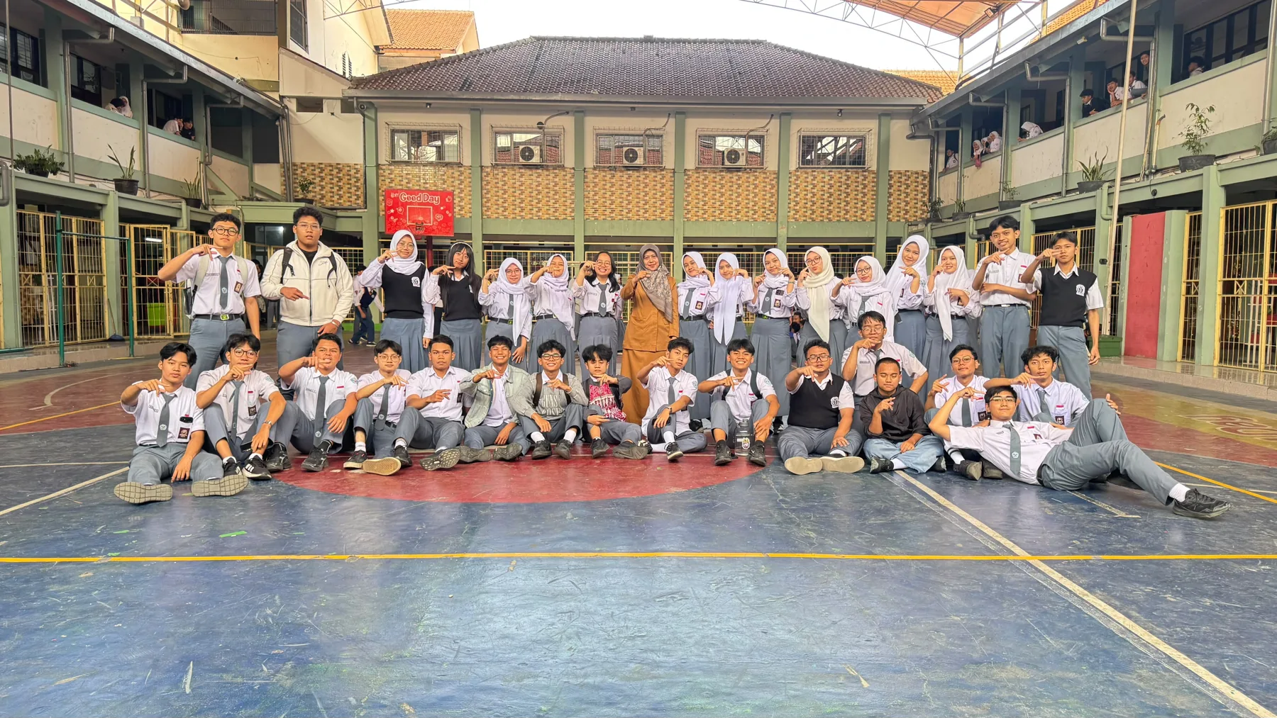 Potongan perjalanan: foto bersama kelas dan guru.