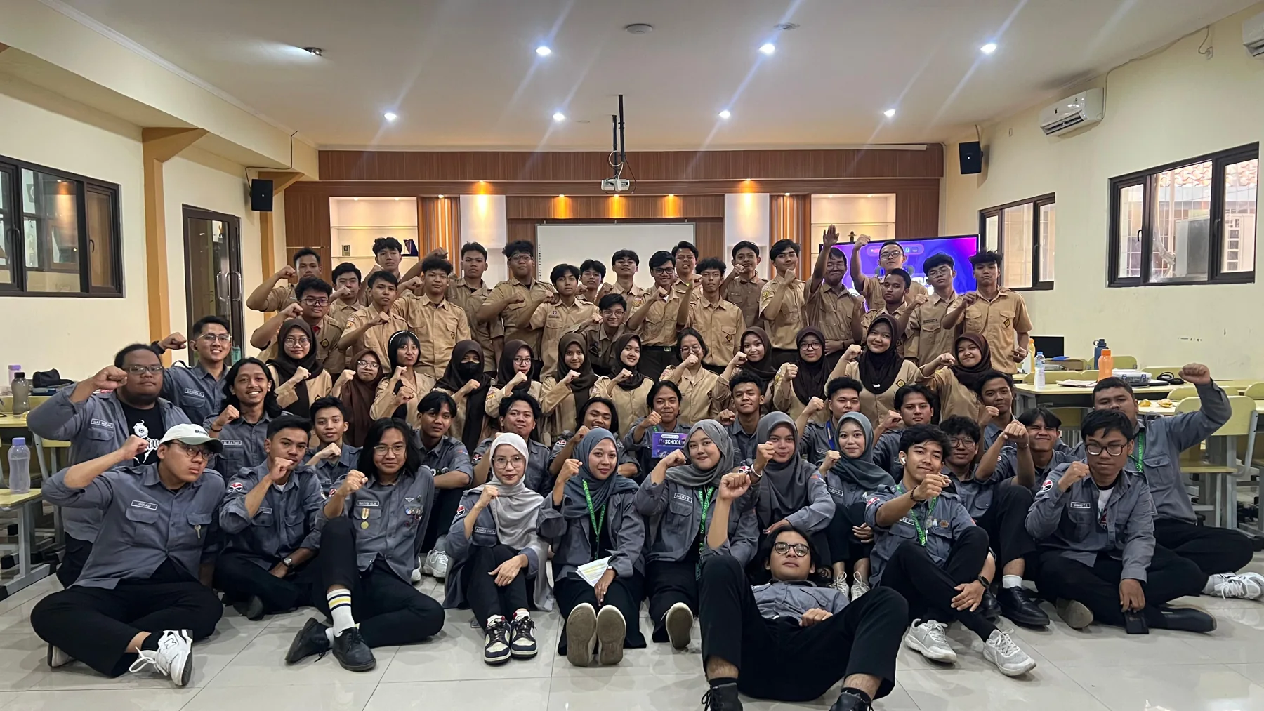 Foto kelompok kelas bersama peserta kegiatan Teknik Komputer UPI.
